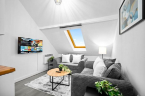Luxury Apartment - Accommodates 4 - On Street Parking Available 2CR